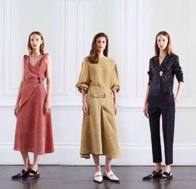 Victoria Beckham Resort 2016. 不再执着于细跟恨天高,看上去放松自在的线条与平底鞋相得益彰,核心仍是优雅的女人味,来自Victoria Beckham 2016早春系列.