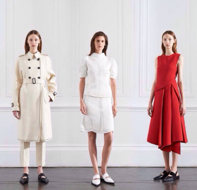 Victoria Beckham Resort 2016. 不再执着于细跟恨天高,看上去放松自在的线条与平底鞋相得益彰,核心仍是优雅的女人味,来自Victoria Beckham 2016早春系列.