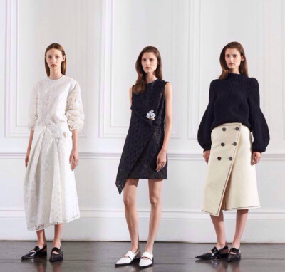 Victoria Beckham Resort 2016. 不再执着于细跟恨天高,看上去放松自在的线条与平底鞋相得益彰,核心仍是优雅的女人味,来自Victoria Beckham 2016早春系列.