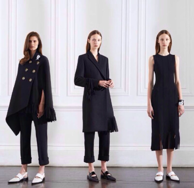 Victoria Beckham Resort 2016. 不再执着于细跟恨天高,看上去放松自在的线条与平底鞋相得益彰,核心仍是优雅的女人味,来自Victoria Beckham 2016早春系列.