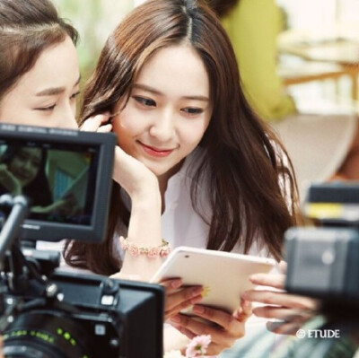 150511 etude ins 更新 #Krystal郑秀晶##郑秀晶# 相关照1p。白白嫩嫩的美妞