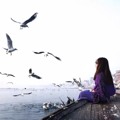  人是应该多交点朋友，开阔视野！但不能唯利是图！因为某些利益去交朋友，表面上的虚伪让人觉得恶心，你以为你可以交到她们的心，你困难的时候她们会不顾一切地去帮你，错了，人都不傻，她们也同样在利用你，而你身…