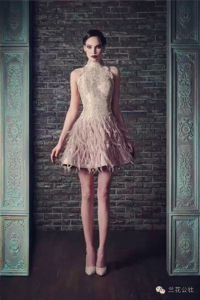 Rami Kadi秋冬系列婚纱礼服充满华丽复古味道，高雅大气的风格，品牌设计师Rami Kadi运用了大量美感极强的欧根纱及立体 式褶皱，塑造出美艳大裙摆，与紧裹的上半身形成对比，充分展现美丽新娘的完美身段。