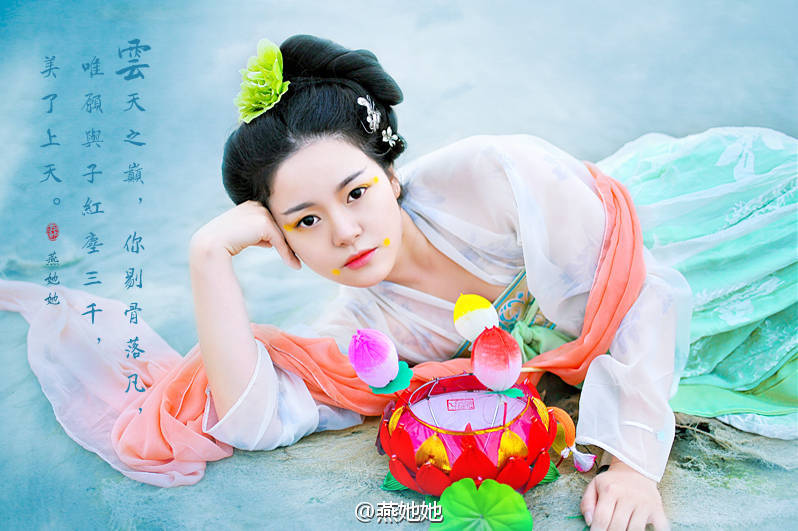 “云天之巅,你剔骨落凡, 唯愿与子红尘三千, 美了上天。”