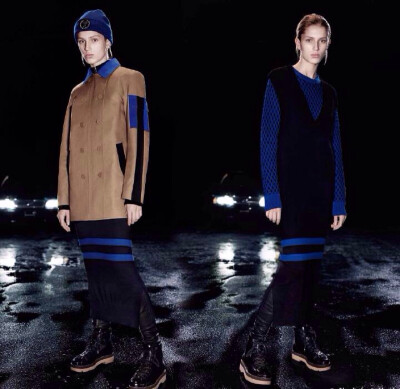 T by Alexander Wang Pre-Fall 2015 Lookbook. Alexander Wang的副线品牌相比主线更加街头实用,女孩也都像假小子一样利落.2015早秋型录选择了雨夜车灯的场景,让整个系列变得更酷了.条纹,皮靴,冲锋衣,男孩风格的款式…