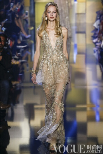 elie Saab 2015秋冬高级定E制发布秀 这次Saab的系列与以往不同的是减轻了装饰的分量，而意境也更为纯真，而少了妖娆。最新鲜的礼服中有一件搭配低跟天鹅绒凉鞋，下摆漫不经心地高于脚踝几吋。另一个给人惊喜的轮廓是直筒衫搭配窄腿长裤和无袖外套，其肩部装饰着环形的皮草。