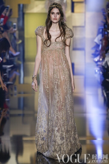 elie Saab 2015秋冬高级定E制发布秀 这次Saab的系列与以往不同的是减轻了装饰的分量，而意境也更为纯真，而少了妖娆。最新鲜的礼服中有一件搭配低跟天鹅绒凉鞋，下摆漫不经心地高于脚踝几吋。另一个给人惊喜的轮廓是直筒衫搭配窄腿长裤和无袖外套，其肩部装饰着环形的皮草。