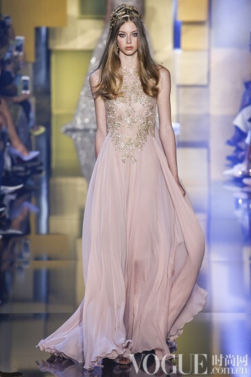 elie Saab 2015秋冬高级定E制发布秀 这次Saab的系列与以往不同的是减轻了装饰的分量，而意境也更为纯真，而少了妖娆。最新鲜的礼服中有一件搭配低跟天鹅绒凉鞋，下摆漫不经心地高于脚踝几吋。另一个给人惊喜的轮廓…