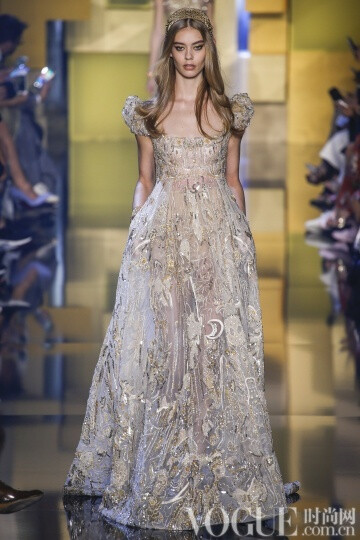 elie Saab 2015秋冬高级定E制发布秀 这次Saab的系列与以往不同的是减轻了装饰的分量，而意境也更为纯真，而少了妖娆。最新鲜的礼服中有一件搭配低跟天鹅绒凉鞋，下摆漫不经心地高于脚踝几吋。另一个给人惊喜的轮廓…