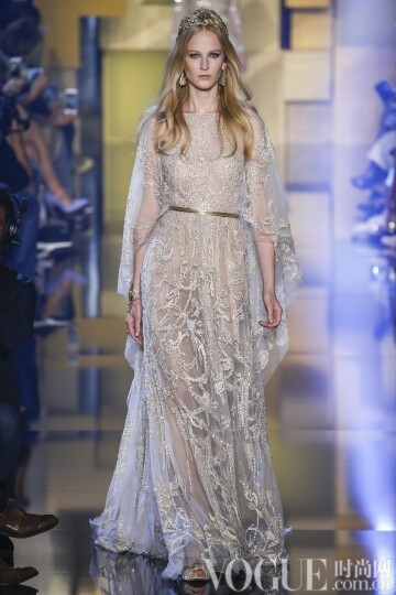 elie Saab 2015秋冬高级定E制发布秀 这次Saab的系列与以往不同的是减轻了装饰的分量，而意境也更为纯真，而少了妖娆。最新鲜的礼服中有一件搭配低跟天鹅绒凉鞋，下摆漫不经心地高于脚踝几吋。另一个给人惊喜的轮廓…