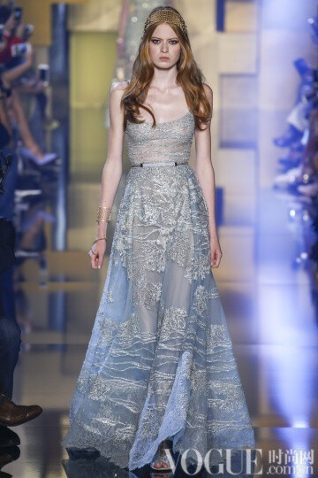 elie Saab 2015秋冬高级定E制发布秀 这次Saab的系列与以往不同的是减轻了装饰的分量，而意境也更为纯真，而少了妖娆。最新鲜的礼服中有一件搭配低跟天鹅绒凉鞋，下摆漫不经心地高于脚踝几吋。另一个给人惊喜的轮廓…