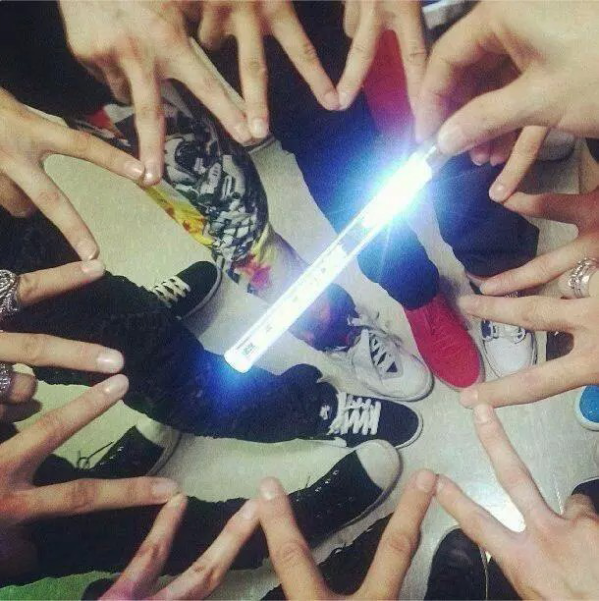  EXO 相爱吧！WE ARE ONE! KRIS LUHAN LAY张艺兴 XIUMIN金珉硕 CHEN金钟大 TAO K SUHO金俊勉 KAI金钟仁 D.O度庆洙 BAEK HYUN边伯贤 SEHUN吴世勋 CHAN YEOL朴灿烈 from.Alexia孙承冬 图源见logo