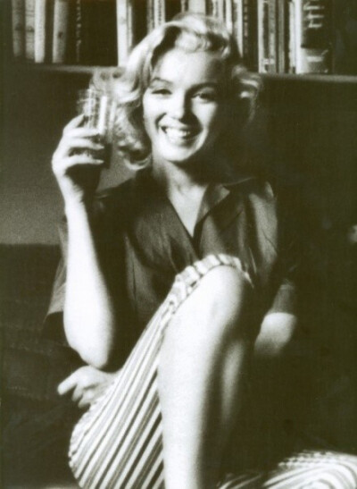 玛丽莲·梦露（Marilyn Monroe），1926年6月1日出生在加利福尼亚州洛杉矶市，美国女演员。 。1962年8月5日，梦露在洛杉矶布莱登木寓所的卧室内被发现已经去世，终年36岁。 1999年，她被美国电影学会选为百年来最伟大…