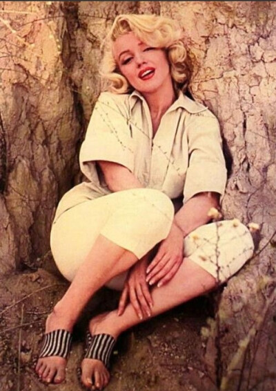 玛丽莲·梦露（Marilyn Monroe），1926年6月1日出生在加利福尼亚州洛杉矶市，美国女演员。 。1962年8月5日，梦露在洛杉矶布莱登木寓所的卧室内被发现已经去世，终年36岁。 1999年，她被美国电影学会选为百年来最伟大…