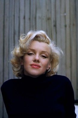 玛丽莲·梦露（Marilyn Monroe），1926年6月1日出生在加利福尼亚州洛杉矶市，美国女演员。 。1962年8月5日，梦露在洛杉矶布莱登木寓所的卧室内被发现已经去世，终年36岁。 1999年，她被美国电影学会选为百年来最伟大的女演员排名第6名。♣