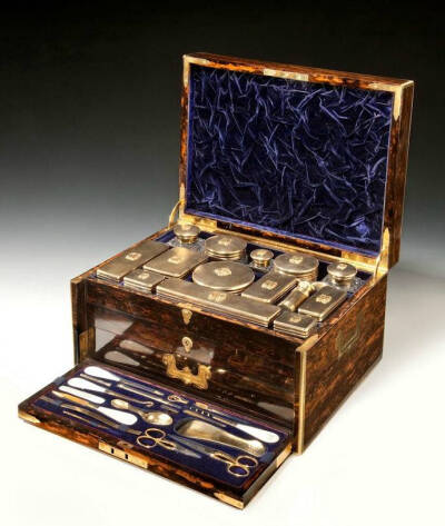 19世纪贵族富人们出行百宝箱。箱内五花八门的日用品制作都非常精美。〖复古迷〗