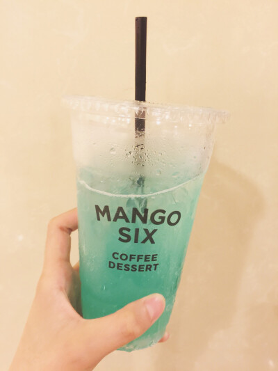 #饮料外貌控#MANGO SIX的爽蓝柠檬汽水，颜色不要太夏天*(*´∀｀*)☆灯光原因颜色不是特别美，还有粉色柠檬汽水，但是味道真的没有外观美味