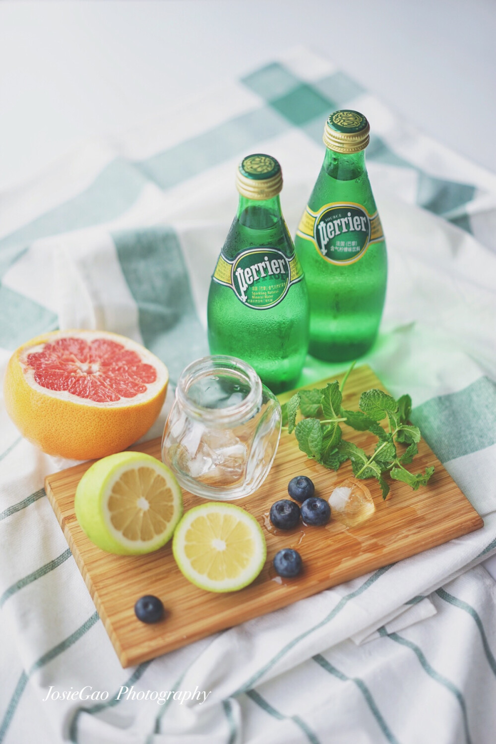  #饮料外貌控#Perrier巴黎水天然有气矿泉水是我夏天最爱的饮料，圆润的绿色瓶身，黄色的Label很清爽，被誉为“水中香槟”还是非常贴切的。分享一个我的【夏日特饮】：薄荷叶、蓝莓、西柚果肉在杯内碾压出汁液，青柠挤汁然后一同放入杯内，加入Perrier原味气泡水和冰块，就完成啦~还可以加少许薄荷糖浆。Perrier最初被称作“Les Bouillens”，法语中意指“沸腾之水”，独特奇异的口感来自其丰富的气泡和低度纳及小苏打成分。