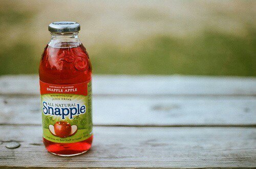 #饮料外貌控# snapple果汁饮料的口味选择之多超乎人们想象，它一共有65种不同口味的产品，涵盖的水果种类就有35种之多。其中多是一些比较罕见的热带水果，如：树莓、火龙果、山竹果、莱姆、油桃、西印度樱桃等等，也有如furitpunch、mixedberry等综合果味。可以说只有你没见过的水果，没有snapple没有的水果口味 现在中国只有家乐福，沃尔玛这类大型国际连锁超市有卖，价格15～20元，味道超级好哟！不腻口！