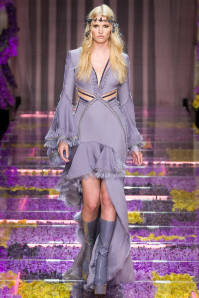 Atelier Versace2015秋冬高级定制大秀于7月5日在巴黎拉开序幕 Look 1