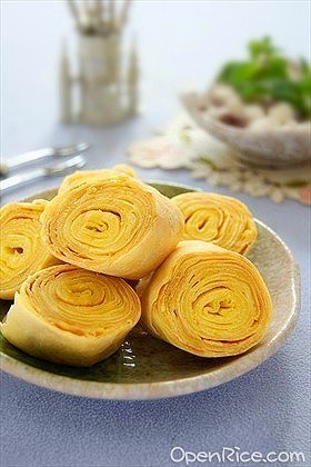 【年轮蛋糕卷】--这个蛋糕卷非常百搭，早餐、下午茶、宵夜都行，配牛奶、奶茶、咖啡、水果都好味。 制法: 1、鸡蛋打入碗里，倒入蛋糕粉。再加牛奶，把碗里所有原料搅匀 2、平底锅内薄薄抹一层植物油，开小火，然后舀…