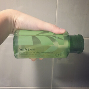 #安利好货#innisfree绿茶保湿卸妆液~只用过一次，当时海岸城那家店在打折，超多人的~我也进去了，逛了一圈就买了这罐。他的设计打破传统的设计，很特别~比起卸妆膏卸妆乳卸妆油来说我还是比较喜欢卸妆水~而且相对来说用卸妆水不那么容易长逗~个人建议哦，因为每个人的肤质不一样的呢。