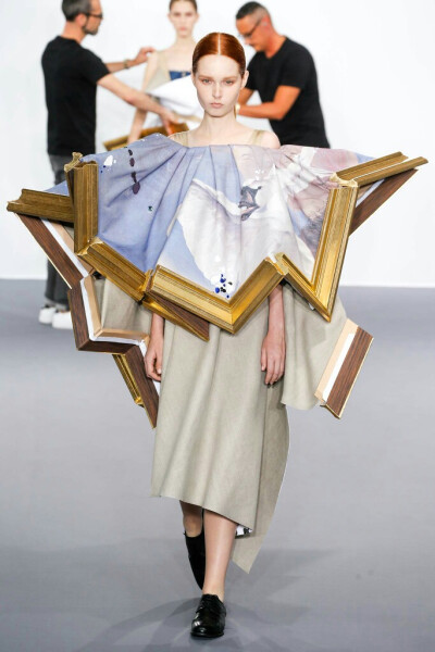 Viktor &amp;amp; Rolf Haute Couture F/W 2015┃设计师把展馆级的当代画作根据立体解构剪裁原理，连画带框的变成眼前这些搭配牛仔工装的高级礼服，模特展示完毕再动手拆下，铺展开来随即还原为挂在墙上的绘画，超赞…