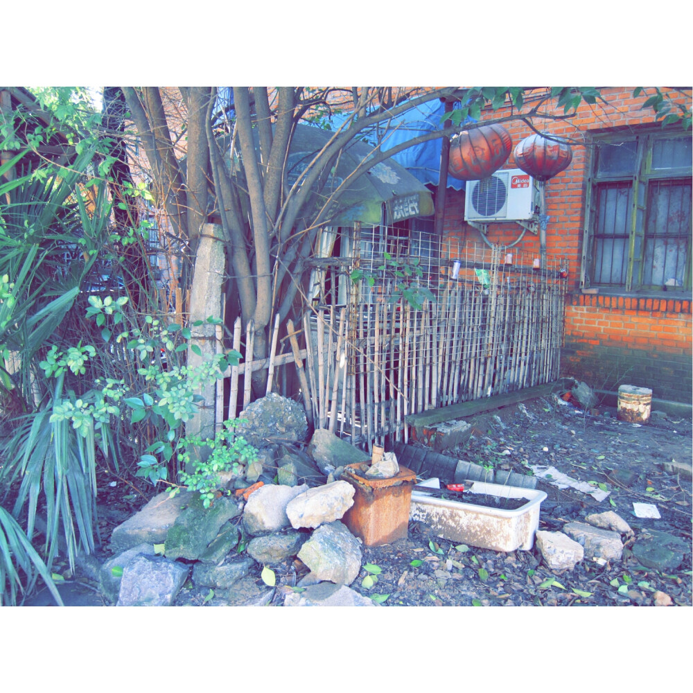 #破破的地方#有灯笼和石块