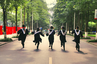 毕业季 毕业照 毕业 学士服 医学生 背影 奔跑 摄影