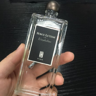 【闻香识人】#香水推荐#Serge Lutens孤女，感觉和Jo Malone的黑石榴的味道差不多，不过JM的味道更浓烈一点，SL的比较清淡一点纯粹一点，木质香调，两个都是我欢喜的味道