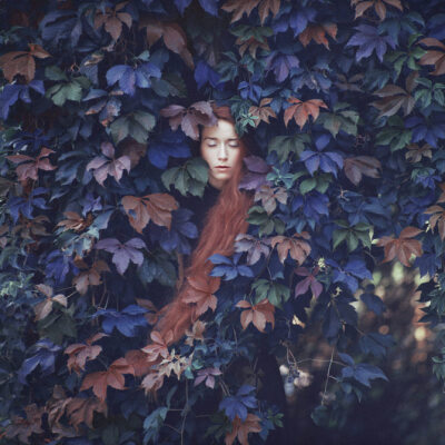  乌克兰摄影师奥列格(Oleg Oprisco)颇具天赋，他总是能拍摄出极其热烈并饱含情感的肖像作品。 Oleg以轻柔朦胧的色彩来呈现其作品，意在模糊画面背后的含义。