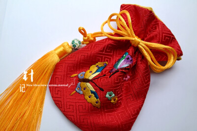 我是对中国传统文化情有独钟的新娘，喜欢中式古韵婚礼，谢谢June给我设计的结发礼 荷包配饰，美美哒！