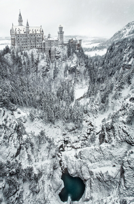 Schloss Neuschwanstein, Bavaria, Germany(by Gilson Geoffrey)。德国巴伐利亚新天鹅堡。座城堡是巴伐利亚国王路德维希二世建造，位在德国巴伐利亚省福森市，在德国东南与奥地利的边界上，城堡就蓋在隶属阿尔卑斯山山脈一个近一千公尺高的山顶上新天鹅堡的外型也激发了许多现代童話城堡的灵感。