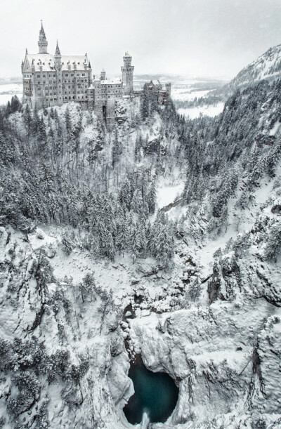 Schloss Neuschwanstein, Bavaria, Germany(by Gilson Geoffrey)。德国巴伐利亚新天鹅堡。座城堡是巴伐利亚国王路德维希二世建造，位在德国巴伐利亚省福森市，在德国东南与奥地利的边界上，城堡就蓋在隶属阿尔卑斯山…