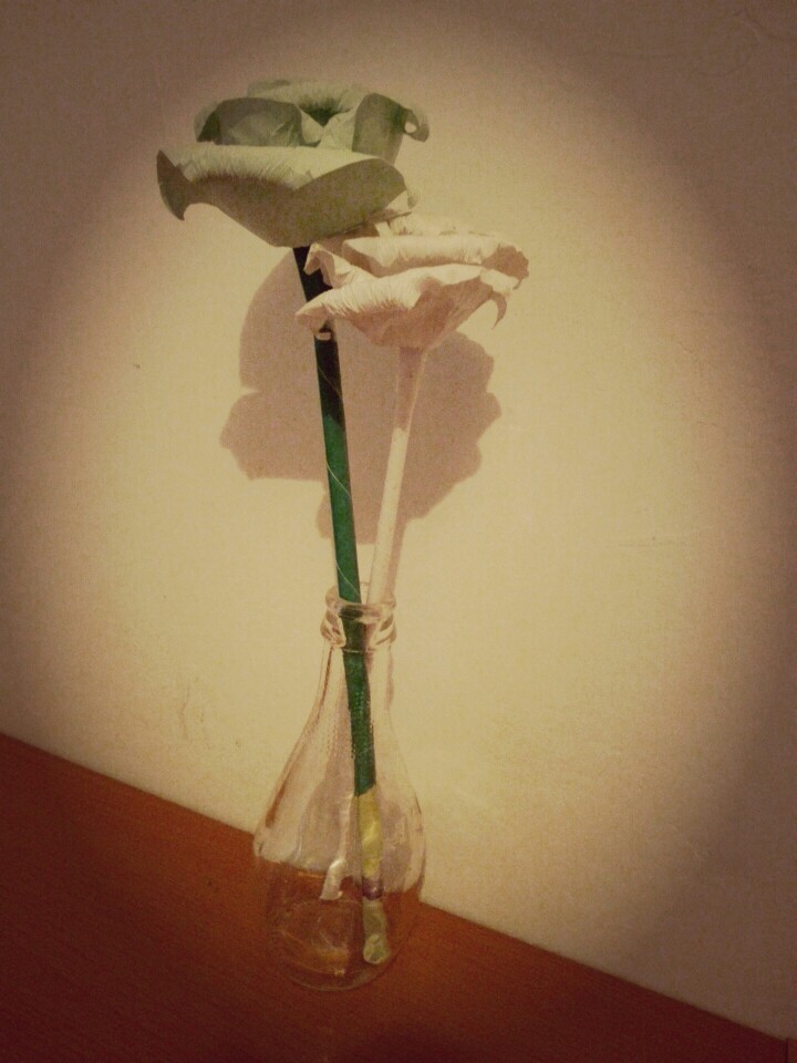 花瓣是草稿纸，花杆是练习簿壳子，花瓶是瑞丽江的瓶子。