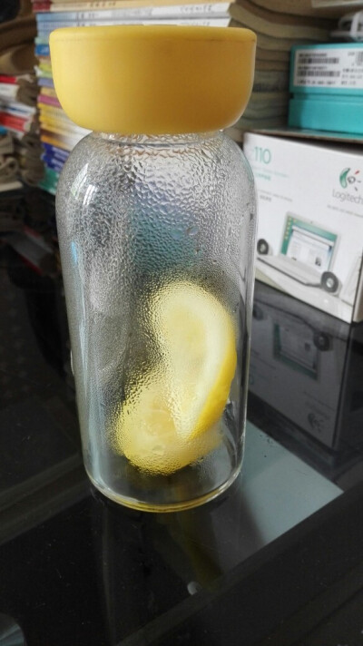 柠檬泡水，美白补VC哦。