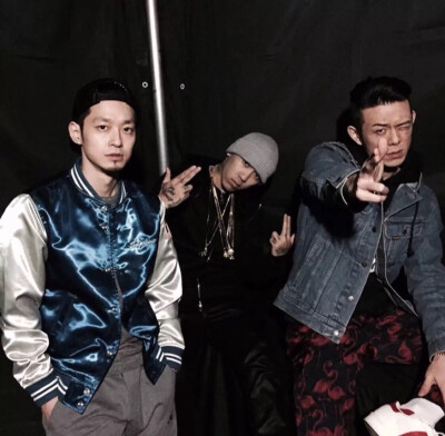 illionaire records左边the quitte 中间dok2 右边beenzino