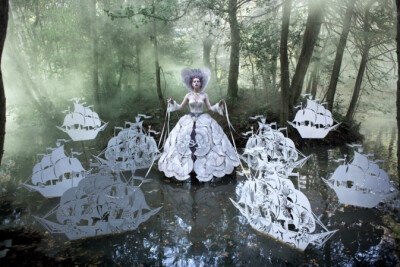 出生于1976年的，英国女摄影师Kirsty Mitchell拍摄的艺术摄影系列《Wonderland》结合幻想、时装、大自然等元素,以出色的前期与拍摄工作,创作出华丽非常的作品。Kirsty Mitchell这组华美的作品却带有一个忧伤的故事。…