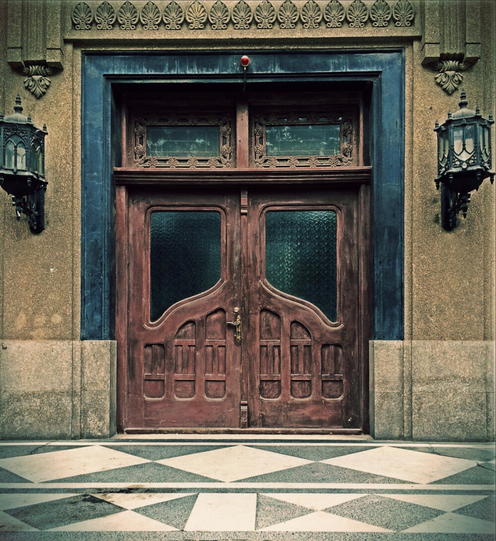 【青岛】美术馆大门紧闭，不要紧，我就是看看门而已