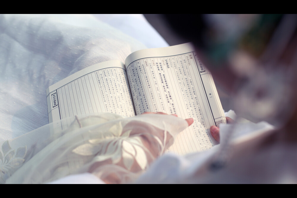  这幻境之中看似圆满无比，却绕不过现实中的惨烈至极。我觉得，一切都是心中所想罢。若你不认为他是幻影，他便不是幻影，在我为他们编织的这个世界，他们是真的，哭是真的，笑是真的，情是真的，义是真的，反复无常是真的，见异思迁也是真的，人心所化的华胥之境，虽向往美好，本身却是很丑恶的啊，没有一颗坚强的心，无论是现实抑或幻境，都无法得到永远的快乐，而倘若有一颗坚强的心，完全可以在现世好好过活，又何必活在这幻境之中呢。 【COS】《华胥引》·《浮生尽》宋凝----朝为红颜，暮为枯骨 █CAST▉ CN：八段锦 拍摄：樱叔 春公子 鸟总 后勤：大帅 云音 鸟总 鸟总的男票 西西 卷卷 小爱酱 总造型：樱叔 服