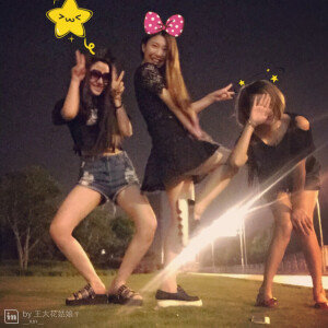 我从橘黄色的灯光里走来，心上落满了厚厚的温暖。