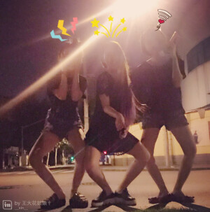 我从橘黄色的灯光里走来，心上落满了厚厚的温暖。