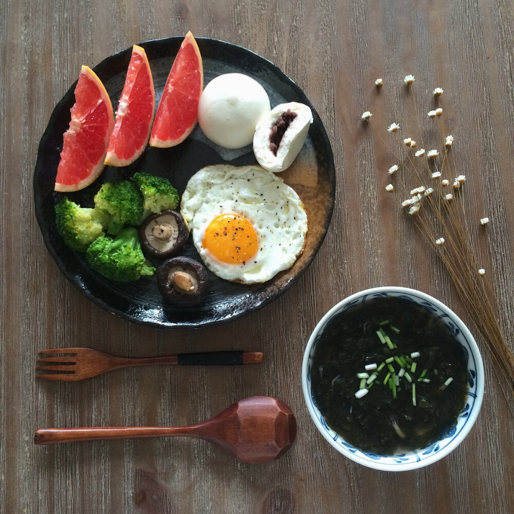 15.7.18早餐记录：紫菜虾米汤，豆沙包、煎蛋、西兰花、香菇，西柚