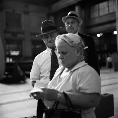 薇薇安·迈尔(Vivian Maier)(1926年2月1日- 2009年4月21日)，美国业余街头摄影师， 出生在纽约，在法国长大，后回到美国，一个在芝加哥工作了40年的保姆，她的作品并不为人所知，直到他们被一个当地的历史学家，约翰…