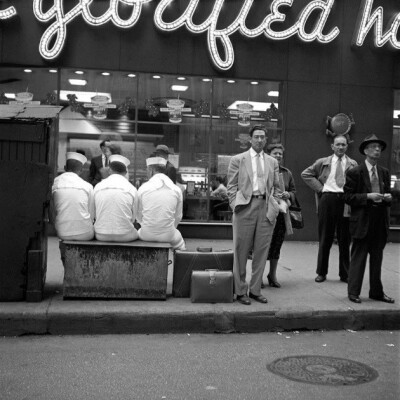 薇薇安·迈尔(Vivian Maier)(1926年2月1日- 2009年4月21日)，美国业余街头摄影师， 出生在纽约，在法国长大，后回到美国，一个在芝加哥工作了40年的保姆，她的作品并不为人所知，直到他们被一个当地的历史学家，约翰…