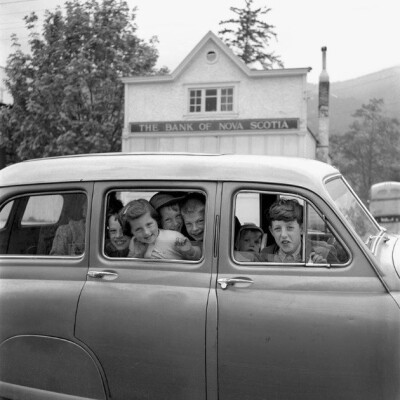 薇薇安·迈尔(Vivian Maier)(1926年2月1日- 2009年4月21日)，美国业余街头摄影师， 出生在纽约，在法国长大，后回到美国，一个在芝加哥工作了40年的保姆，她的作品并不为人所知，直到他们被一个当地的历史学家，约翰…