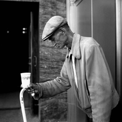 薇薇安·迈尔(Vivian Maier)(1926年2月1日- 2009年4月21日)，美国业余街头摄影师， 出生在纽约，在法国长大，后回到美国，一个在芝加哥工作了40年的保姆，她的作品并不为人所知，直到他们被一个当地的历史学家，约翰…