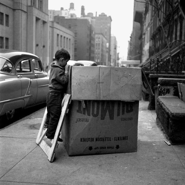 薇薇安·迈尔(Vivian Maier)(1926年2月1日- 2009年4月21日)，美国业余街头摄影师， 出生在纽约，在法国长大，后回到美国，一个在芝加哥工作了40年的保姆，她的作品并不为人所知，直到他们被一个当地的历史学家，约翰马鲁夫在2007年发现。此后她的摄影作品被广泛引用和研究，并获得一致首肯。她的故事被刊登在世界各地的各大报纸上。2010年，她的摄影作品在芝加哥现代艺术中心MOMA展出。2013年，马鲁夫和查理·西斯科尔(Charlie Siskel)共同执导了一部新的纪录片:《寻找薇薇安·迈尔》(Finding Vivian Maier)，这部影片于2014年3月底开始在美国的