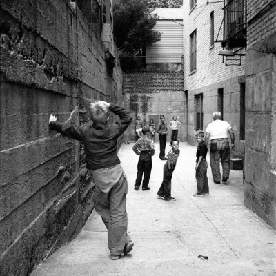 薇薇安·迈尔(Vivian Maier)(1926年2月1日- 2009年4月21日)，美国业余街头摄影师， 出生在纽约，在法国长大，后回到美国，一个在芝加哥工作了40年的保姆，她的作品并不为人所知，直到他们被一个当地的历史学家，约翰…