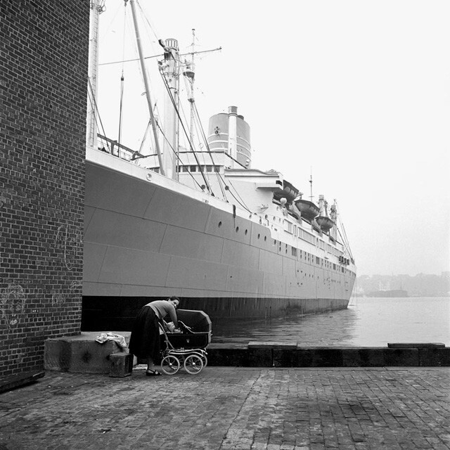 薇薇安·迈尔(Vivian Maier)(1926年2月1日- 2009年4月21日)，美国业余街头摄影师， 出生在纽约，在法国长大，后回到美国，一个在芝加哥工作了40年的保姆，她的作品并不为人所知，直到他们被一个当地的历史学家，约翰马鲁夫在2007年发现。此后她的摄影作品被广泛引用和研究，并获得一致首肯。她的故事被刊登在世界各地的各大报纸上。2010年，她的摄影作品在芝加哥现代艺术中心MOMA展出。2013年，马鲁夫和查理·西斯科尔(Charlie Siskel)共同执导了一部新的纪录片:《寻找薇薇安·迈尔》(Finding Vivian Maier)，这部影片于2014年3月底开始在美国的